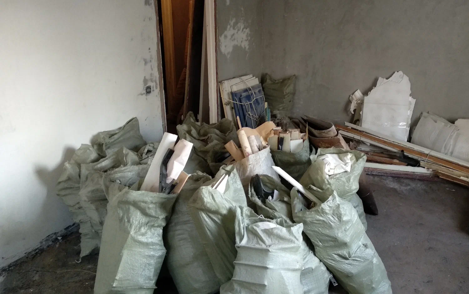 Уборка строительного мусора с вывозом и утилизацией в Сочи в октябре